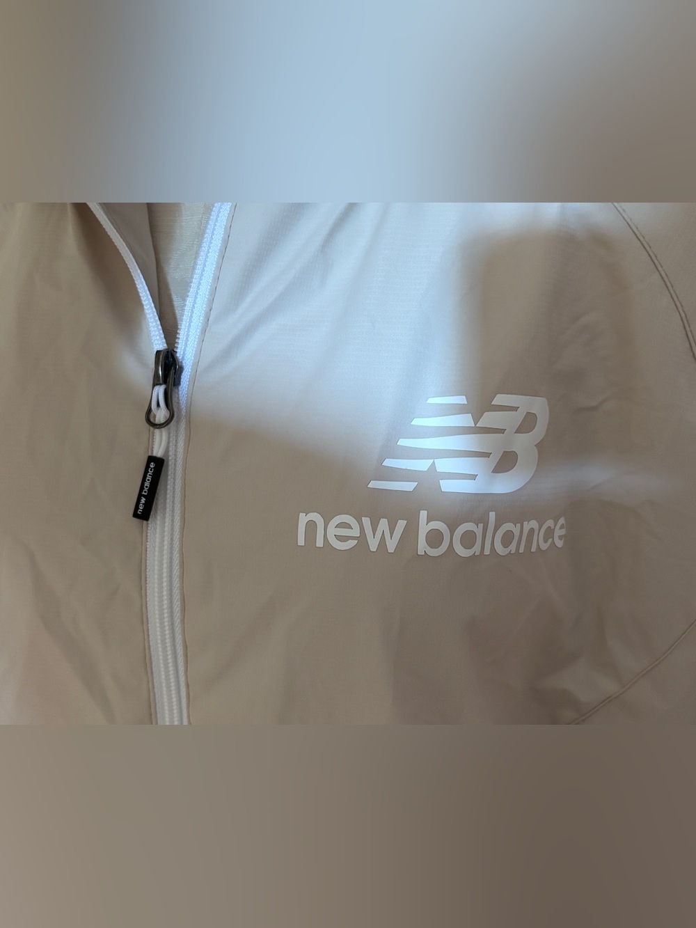 New Balance Women’s XL Cream Beige Hooded Windbreaker Jacket Lightweight - Picture 5 of 8